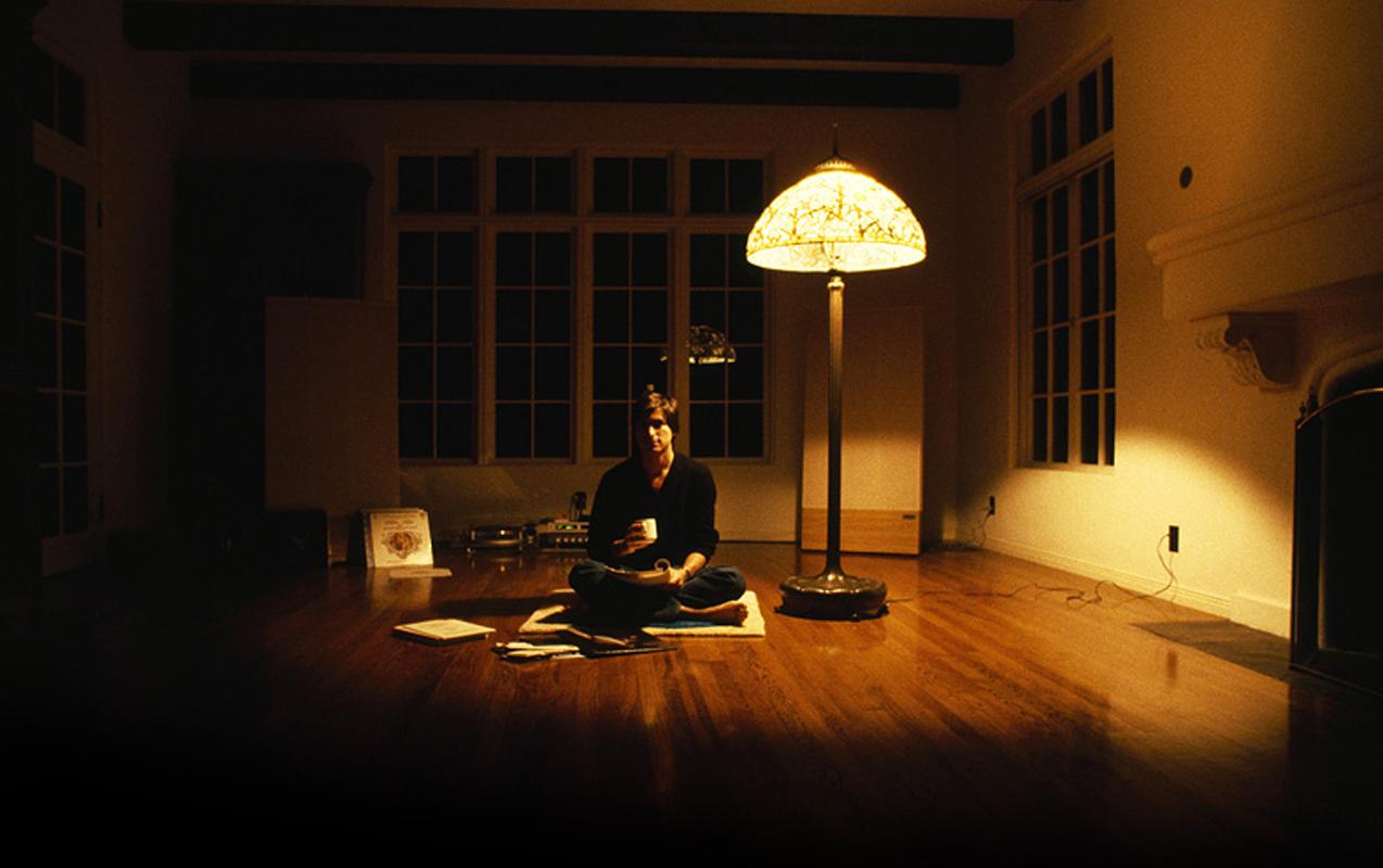 Steve Jobs sitting in his home in California (1982)
