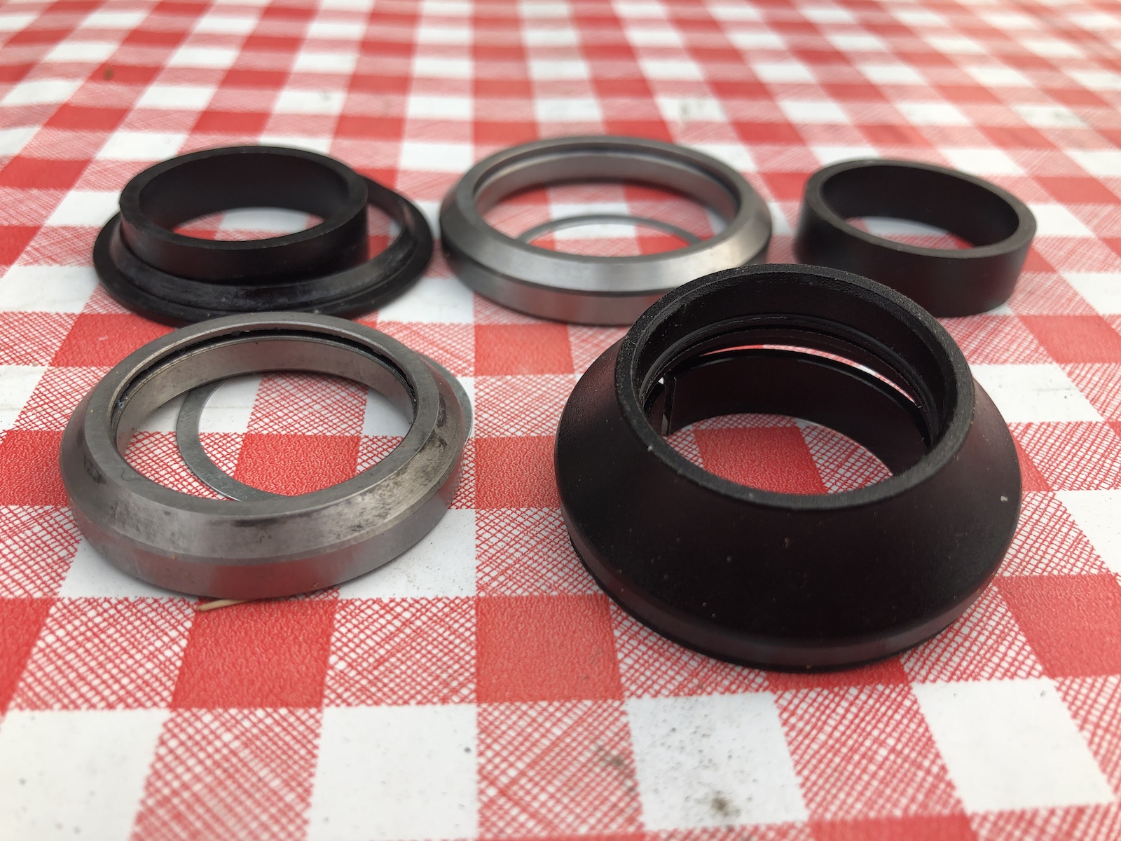 Angular sealed cartridge bearing headset. Came with bike and includes all parts