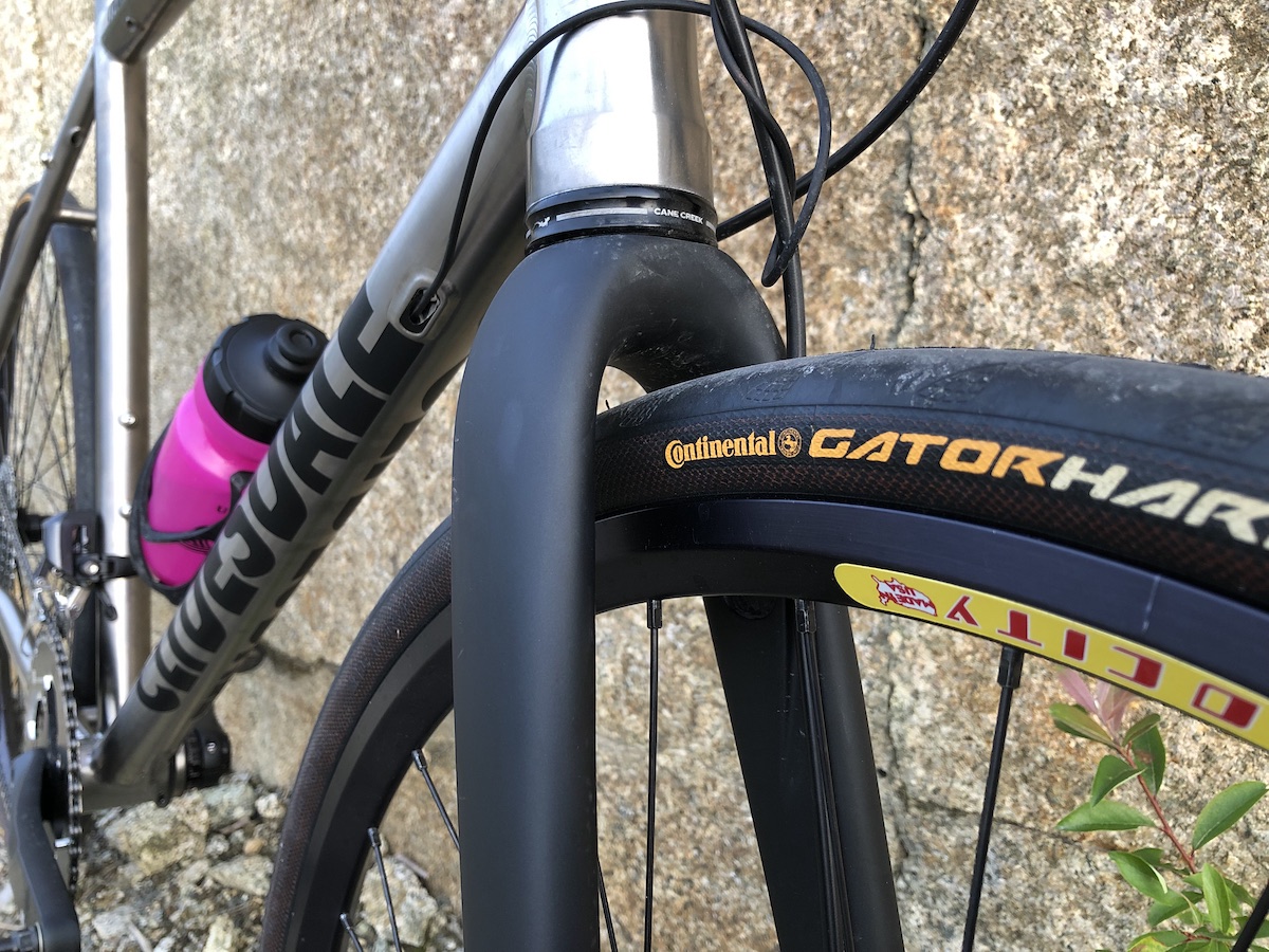 32 mm Continental Gatorskin tires connected to Enve fork